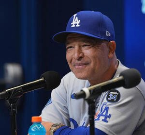 世界一に逆王手をかけ、会見で笑顔を見せるドジャースのロバーツ監督(撮影･菅敏)