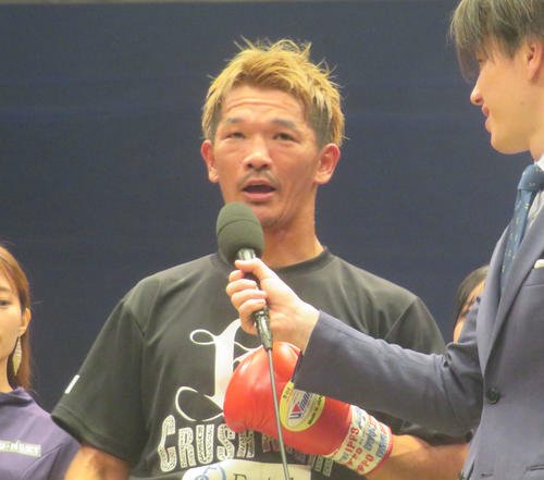 勝利者インタビューを受ける元IBF世界スーパーフェザー級王者尾川堅一