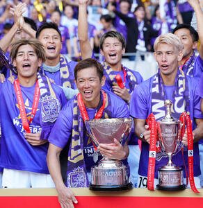 柏対広島　優勝しJリーグ杯を手にする広島塩谷(前列中央)。同右は佐々木、同左は新井(撮影･江口和貴)