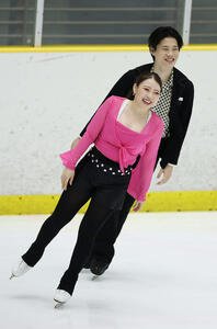 笑顔でリズムダンスの演技に臨む紀平(手前)、西山組(撮影･前田充)