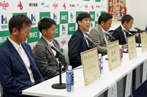 会見に臨む(左から)創価大の榎木和貴監督、駒大の藤田敦史監督、国学院大の前田康弘監督、青学大の原晋監督、早大の花田勝彦監督＝小玉重隆撮影