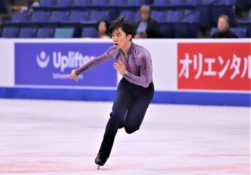 GPシリーズ第3戦スケートカナダ　男子SPへ向けた公式練習に参加する友野(撮影･藤塚大輔)