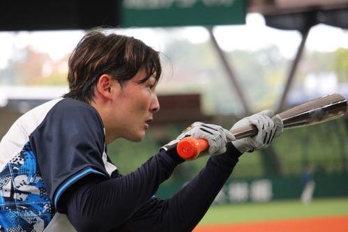 10月の秋季練習でバント練習をする西武源田(撮影･金子真仁)