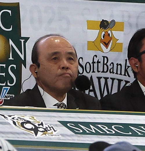日本シリーズを解説する阪神岡田オーナー付顧問＝10月30日