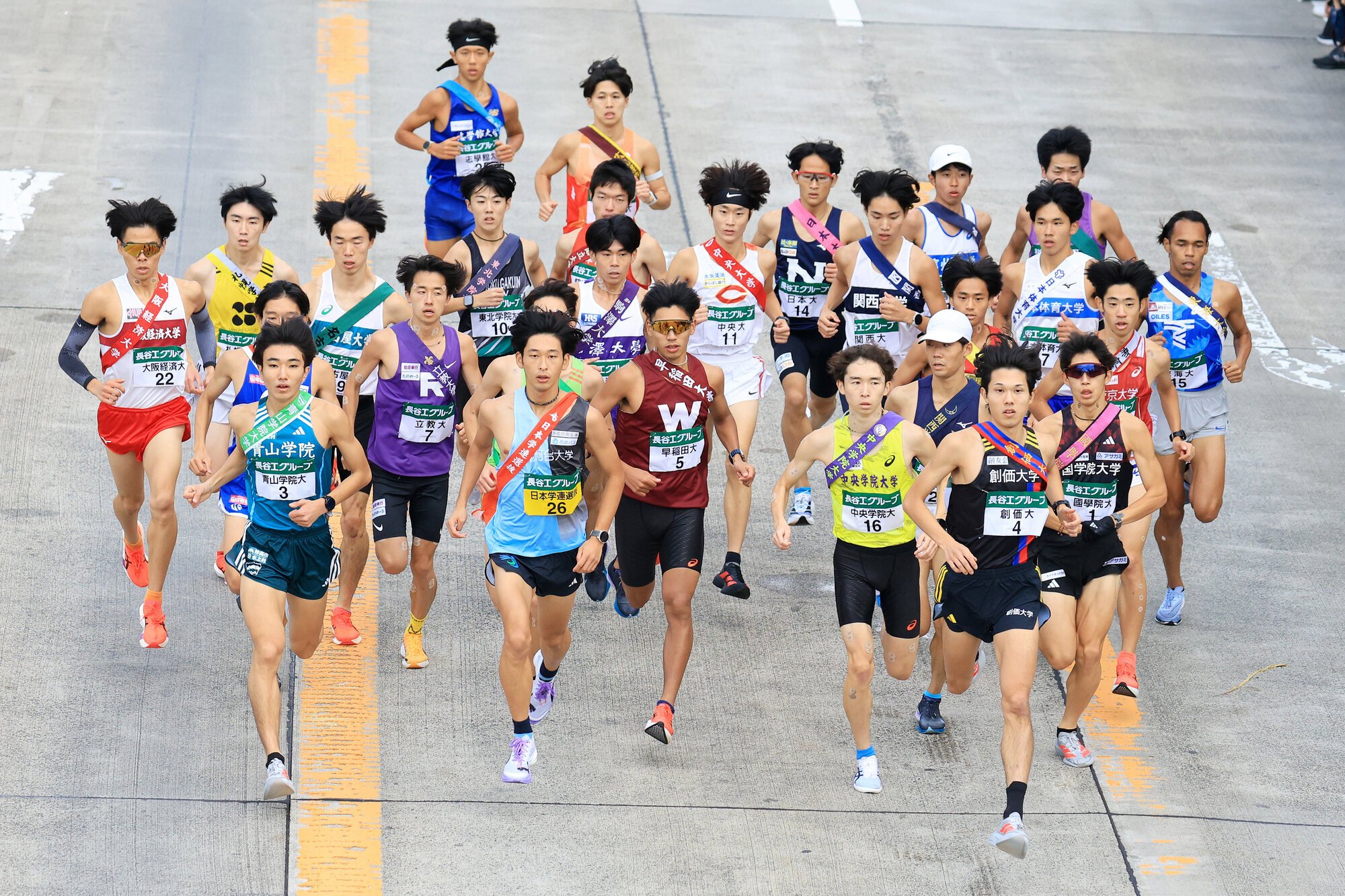 一斉にスタートする1区の選手たち=西畑志朗撮影