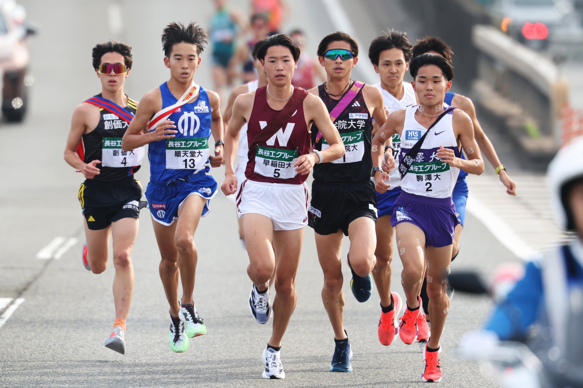 2区を走る先頭集団。中央は早大の鈴木琉胤=有元愛美子撮影