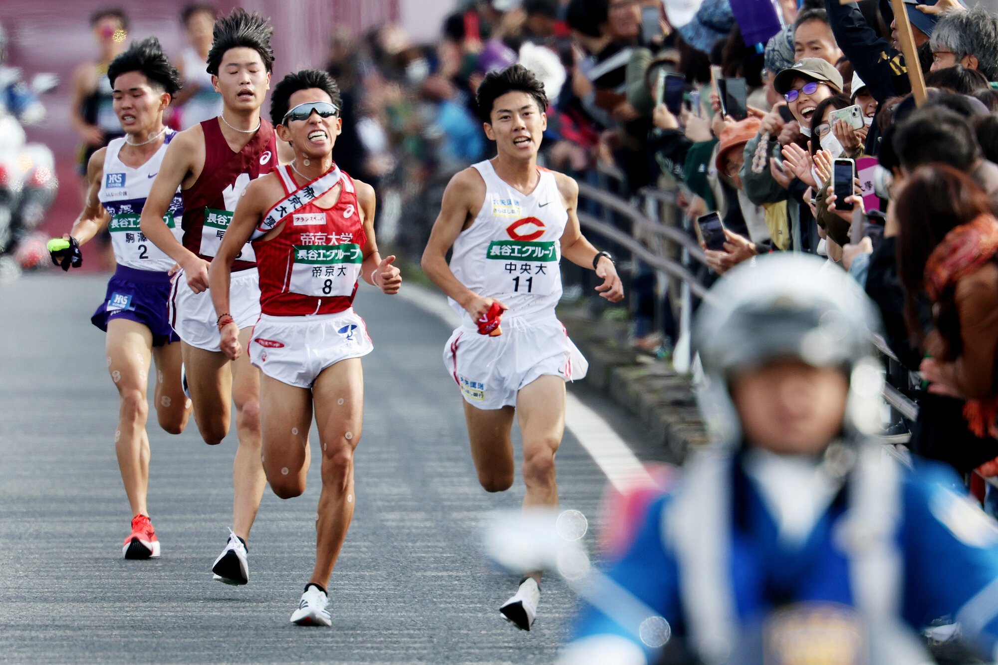 2区の終盤で競り合う中大の吉居駿恭⑪、帝京大の楠岡由浩⑧ら=有元愛美子撮影