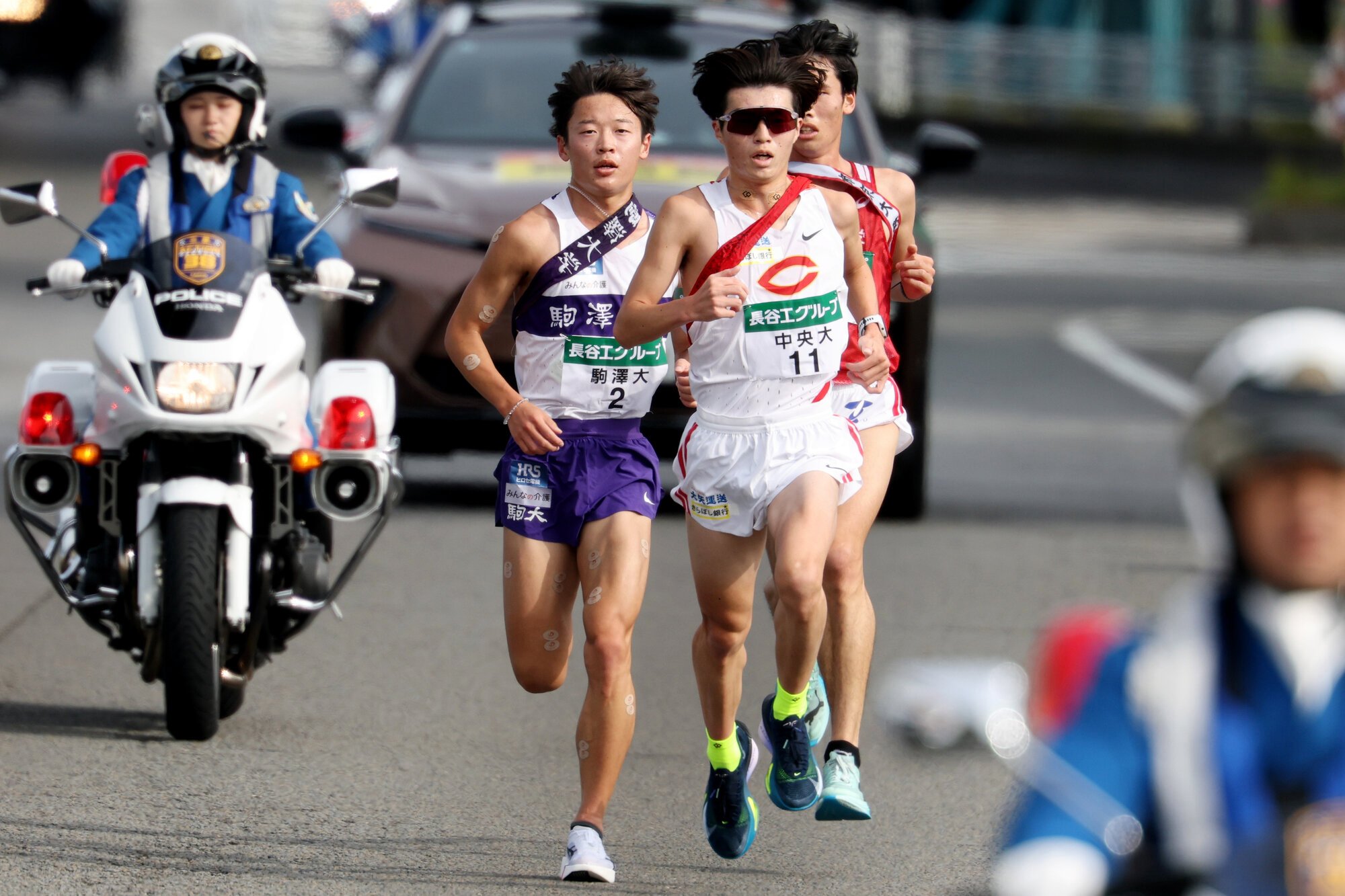 3区、先頭を走る中大の藤田大智、駒大の帰山侑大ら=有元愛美子撮影