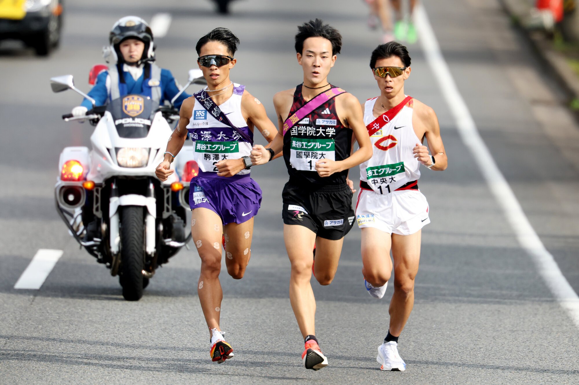4区、先頭走る(左から)駒大の安原海晴、国学院大の高山豪起、中大の柴田大地=有元愛美子撮影