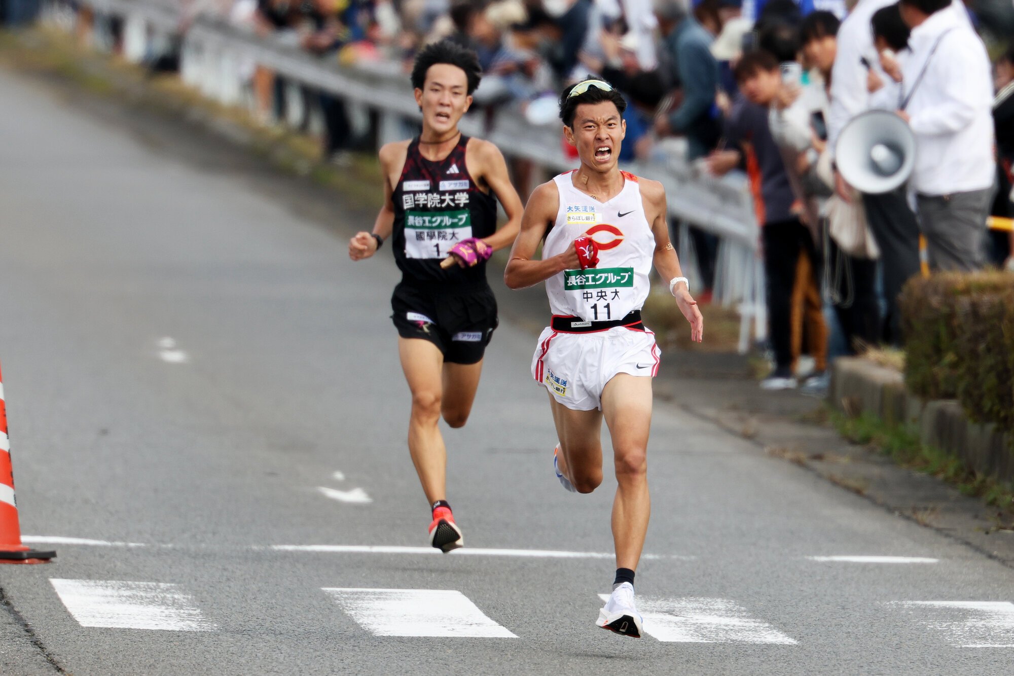 4区、第4中継所直前で国学院大の高山豪起(左)を突き放す中大の柴田大地=有元愛美子撮影