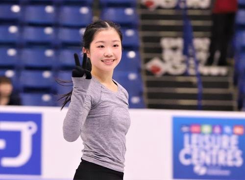 GPシリーズ第3戦スケートカナダ　女子フリーへ向けた公式練習でピースサインをする中井(撮影･藤塚大輔)