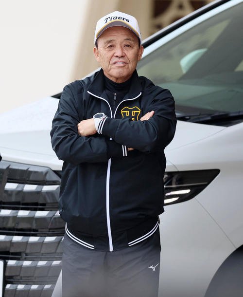 2月、阪神2軍キャンプを視察する岡田オーナー付顧問