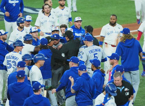 ブルージェイズ対ドジャース　4回、もめる両軍(撮影･菅敏)