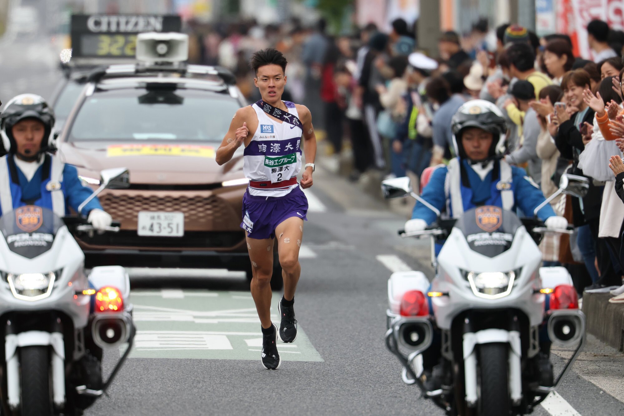 7区、先頭を走る駒大の佐藤圭汰=有元愛美子撮影