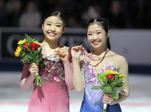 GPシリーズ第3戦スケートカナダ　女子で優勝した千葉(左)と3位の中井(撮影･藤塚大輔)