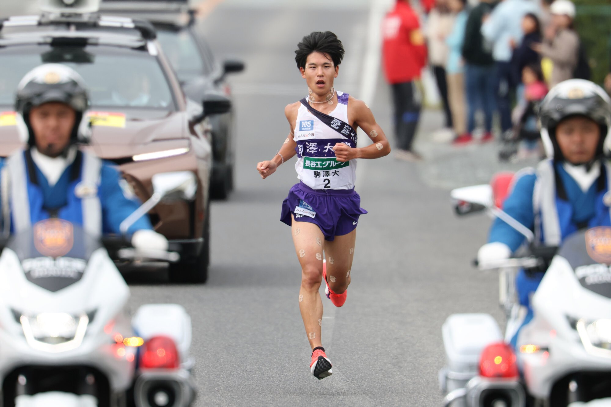 8区、先頭を走る駒大の山川拓馬=有元愛美子撮影