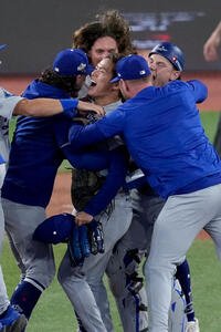 ワールドシリーズ連覇の胴上げ投手となった山本由伸のもとに集まるドジャースの選手たち(AP)