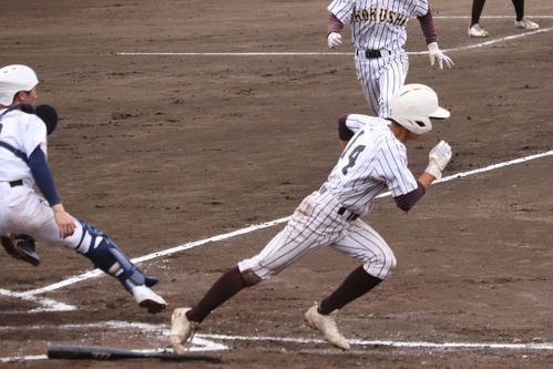1死三塁からスクイズを決め、一塁へ全力疾走する国士舘の鈴木一朗(撮影･保坂淑子)