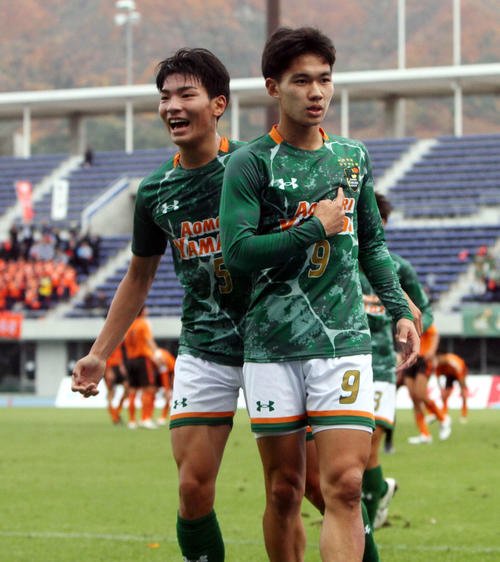八戸学院野辺地西対青森山田　後半、勝ち越し点を挙げポーズを取る青森山田･深瀬(右)(撮影･木村有優)