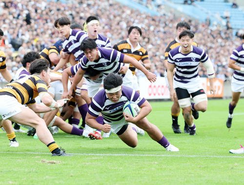 慶大対明大　前半、トライを決める明大･西野帆平(中央)(撮影･鈴木正人)