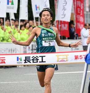 3位でゴールする青学大･小河原(撮影･和賀正仁)