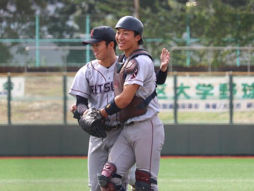 関西地区大学野球選手権　敗者復活戦　立命大対大産大　立命大対大産大　立命大の遠藤(写真左)が完投勝利を果たし、西野と喜びを分かち合う(撮影･中島麗)