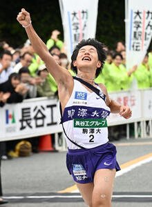全日本大学駅伝を制しガッツポーズでゴールする駒大･山川(撮影･和賀正仁)