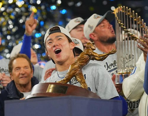 世界一を決め、MVPトロフィーを手にするドジャース山本(撮影･菅敏)