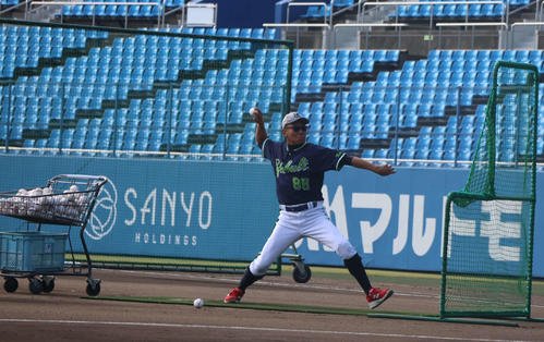 ヤクルト北村恵の特打で打撃投手を務める池山監督