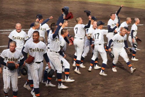 準々決勝で日大三に勝利し、スタンドへ喜びの報告をする帝京の選手たち(撮影･保坂淑子)