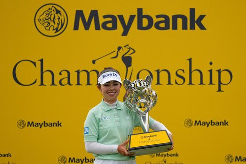 メイバンク選手権で優勝し笑顔の山下美夢有(AP)