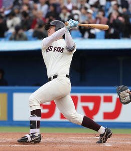 慶大対早大　8回裏早大2死、代打･清宮は右前安打を放つ(撮影･柴田隆二)