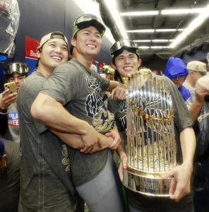 世界一を決め、トロフィーを手に笑顔を見せる、左から大谷、山本、佐々木