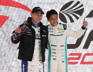 グランドフィナーレで笑顔でサムズアップする松田(左)と伊沢(撮影･宮地輝)