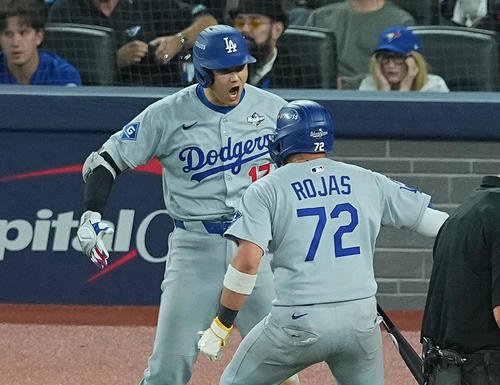 ブルージェイズ対ドジャース　9回表ドジャース1死、同点のソロ本塁打を放ち、大谷(後方)に迎えられるロハス(撮影･菅敏)