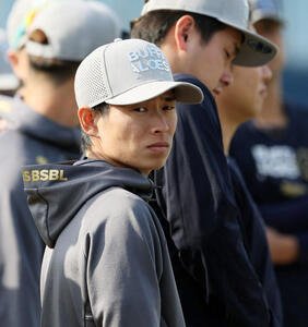 秋季練習でミーティングを行うオリックス山岡(撮影･加藤哉)