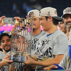 ワールドシリーズ第7戦　世界一を決め、トロフィーを手にする大谷(撮影･菅敏)
