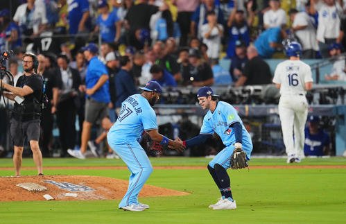 ブルージェイズ･クレメント(右)とタッチをするゲレロ(2025年10月29日撮影)