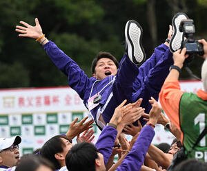 胴上げされる駒沢大･藤田敦史監督(撮影･和賀正仁)