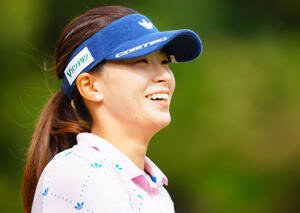 笑顔を見せながら移動する渋野(撮影･垰建太)