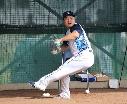 秋季キャンプでブルペン投球を行う西武平良(撮影･金子真仁)