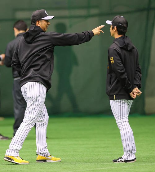 2月21日、阪神近本(右)と話す阪神藤川監督