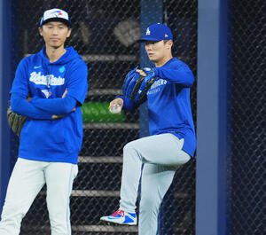 試合前、ブルージェイズの加藤豪将氏(左)を前にキャッチボールをするドジャース山本由伸(2025年10月24日撮影)
