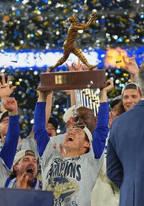 世界一を決め、MVPに選ばれたドジャース山本は、トロフィーを掲げる(撮影･菅敏)