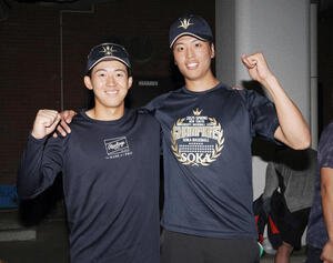 創価大対千葉経大　千葉経大に勝利し笑顔でポーズを決める創価大･立石(左)と山崎(撮影･たえ見朱実)