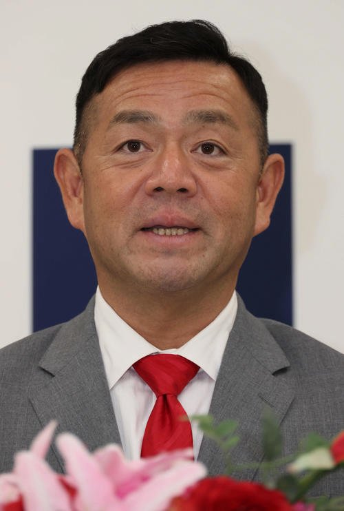 就任会見する石井投手コーチ(撮影･加藤孝規)