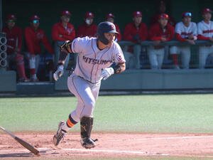 関西地区大学野球選手権　敗者復活戦　奈良学園大対立命大　2回先頭に一塁手の失策で出塁した、立命大5番の角井(撮影･中島麗)