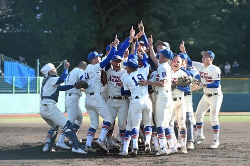智弁学園対神戸国際大付　優勝を決め、喜ぶ神戸国際大付の選手たち(撮影･滝沢美穂子)