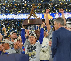 世界一を決め、MVPに選ばれたドジャース山本(中央)は、トロフィーを掲げる(2025年11月)