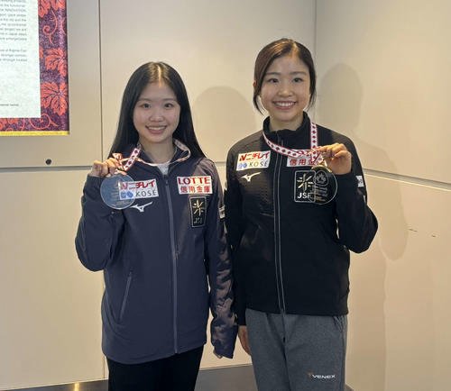 羽田空港に帰国し、メダルを手に笑顔で写真に納まる中井(左)と千葉(撮影･勝部晃多)